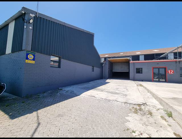 1,200M² WAREHOUSE TO LET IN TRIANGLE FARM